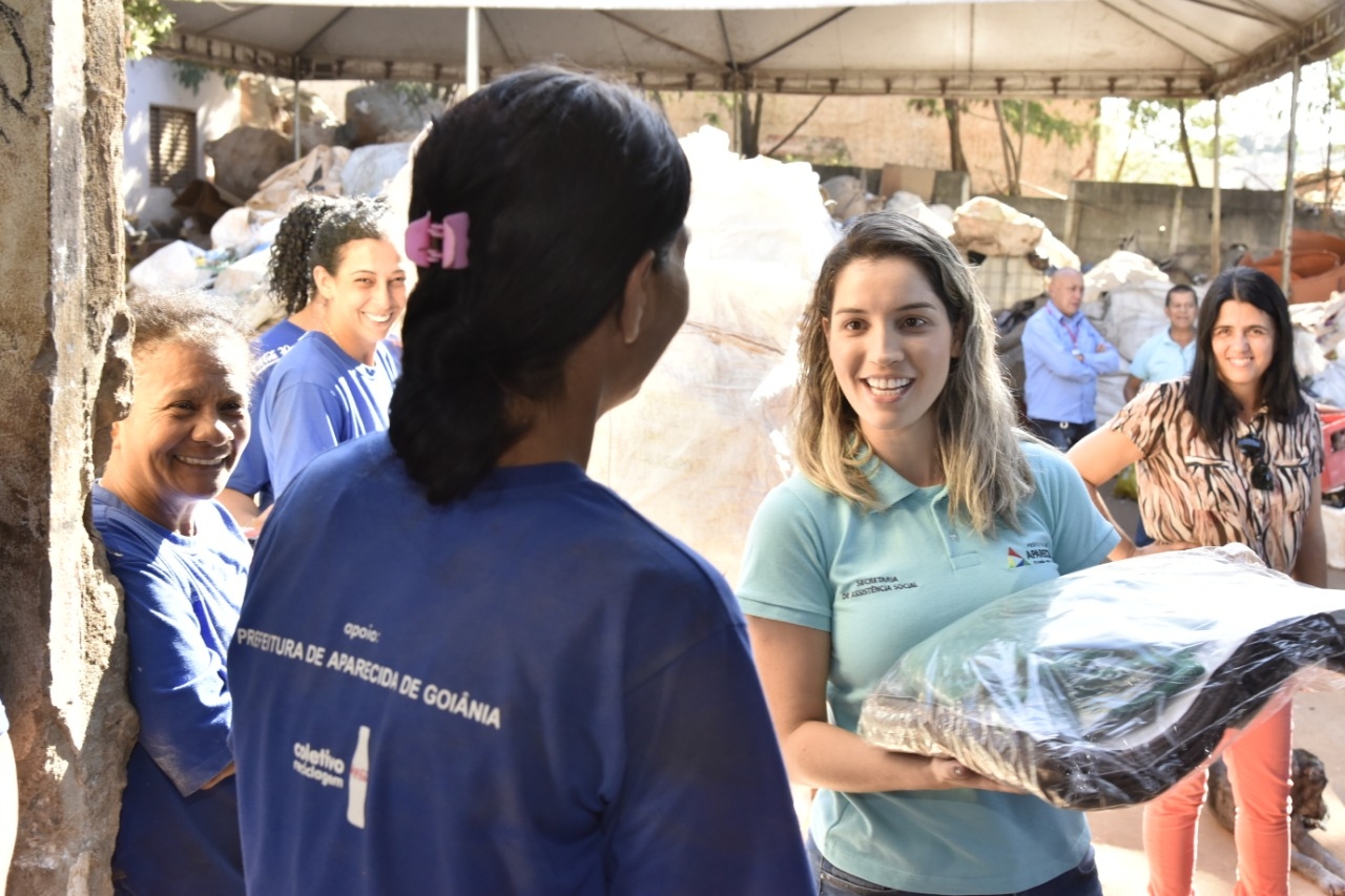 Campanha entrega cobertores e agasalhos para mulheres de cooperativa de reciclagem de Aparecida