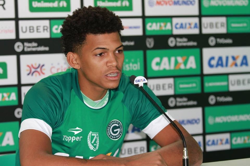 Zagueiro chega correndo por fora por titularidade