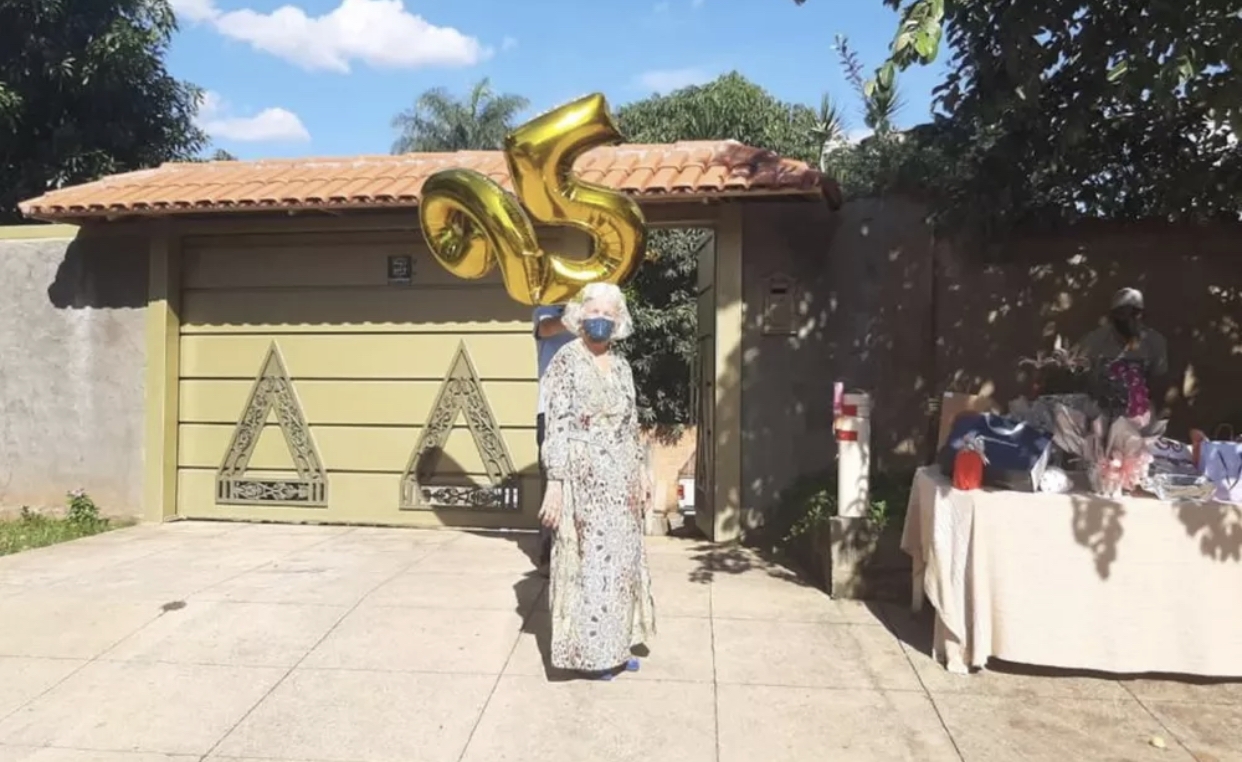 Idosa se surpreende ao ganhar carreata surpresa nos seus 95 anos