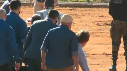 Bolsonaro cai na  chegada para inauguração de hospital em Goiás