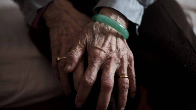 Homem é condenado a cinco anos de prisão por chamar a mãe idosa de ‘velha safada’