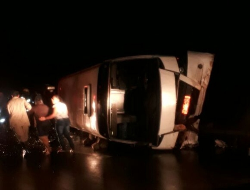 Acidente com micro-ônibus mata duas pessoas e deixa 17 feridos em Goiás