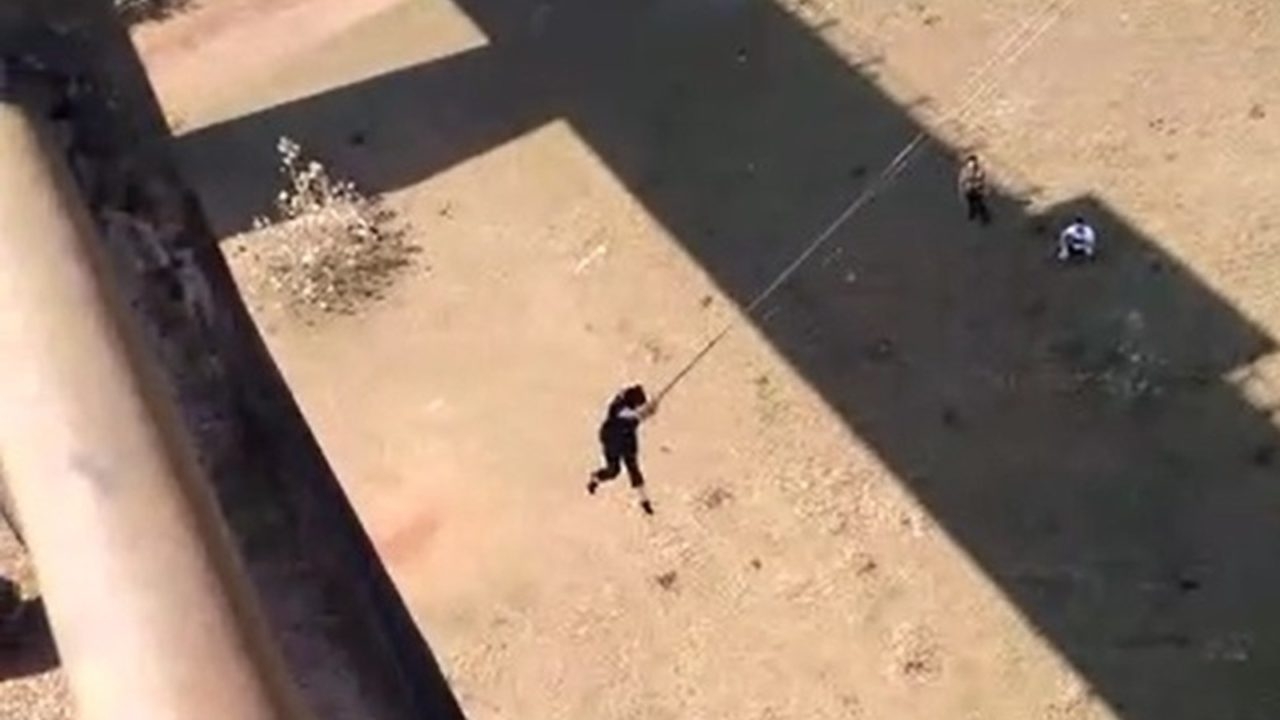 Mulher bate cabeça em pilastra durante salto e fica desacordada