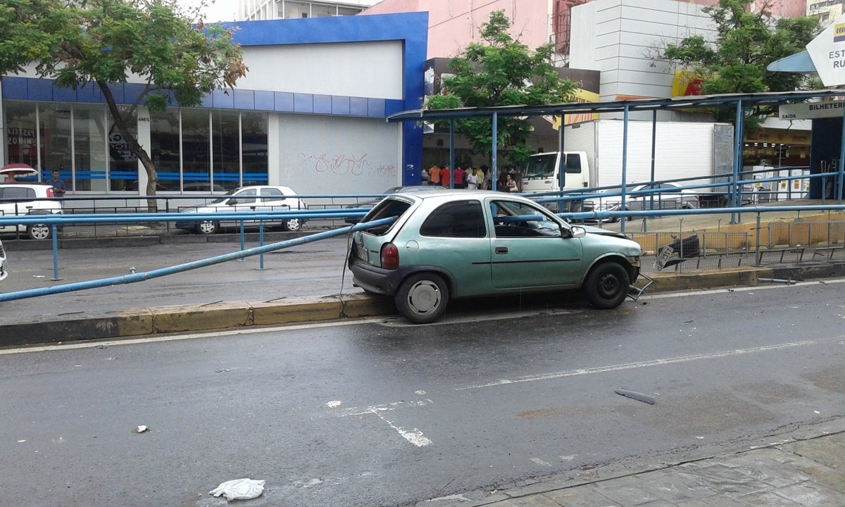 Motorista bate contra barra de proteção da Avenida Anhanguera após perder controle da direção