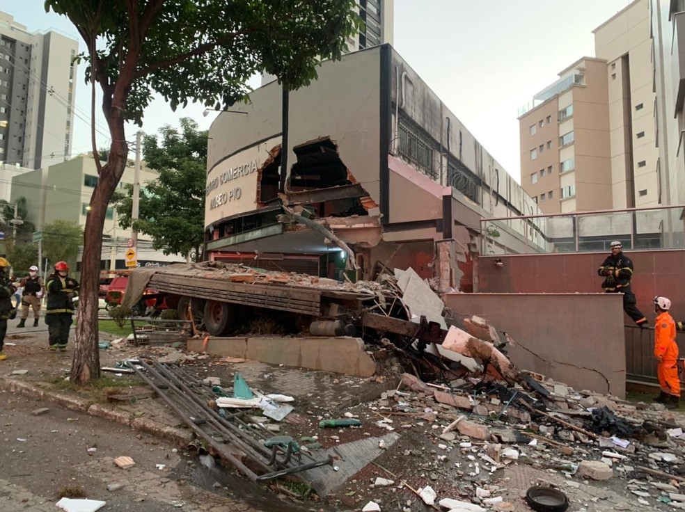 Centro Comercial é invadido por caminhão desgovernado em MG