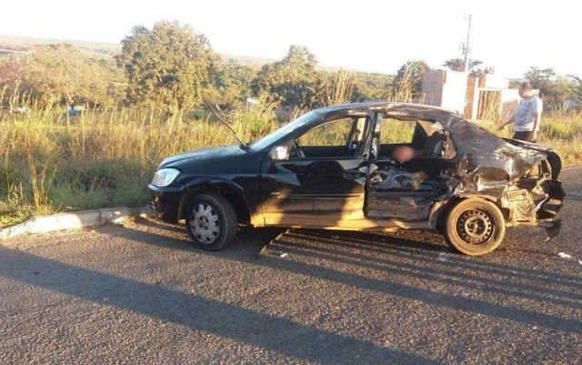 Batida entre carro e caminhão mata duas pessoas da mesma família em Caldas Novas