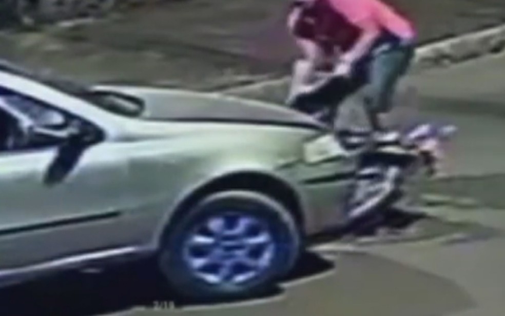 Motorista atropela motociclista e foge sem prestar socorro