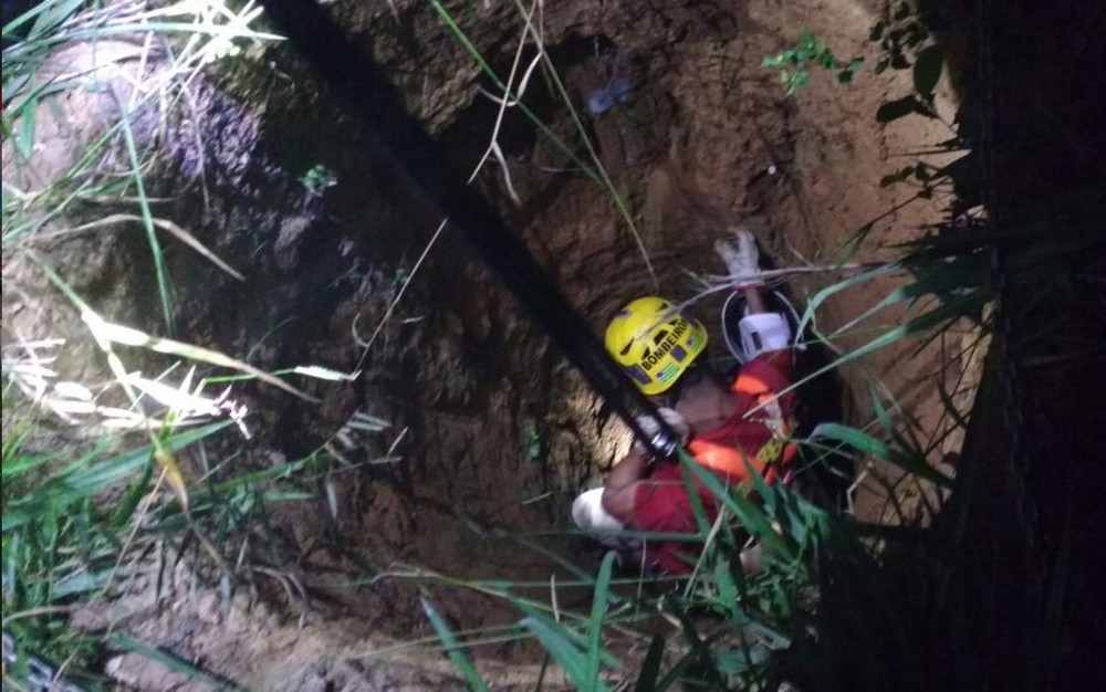 Jovem é resgatada após cair em cisterna de 10 metros