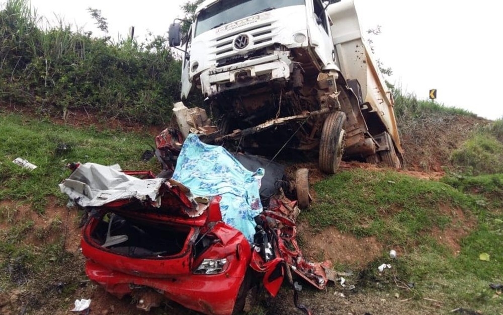 Família morre após carro bater de frente com caminhão