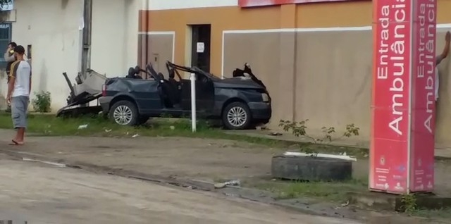 BA: Motorista bêbado sobrevive após carro bater em carreta e ter teto arracando