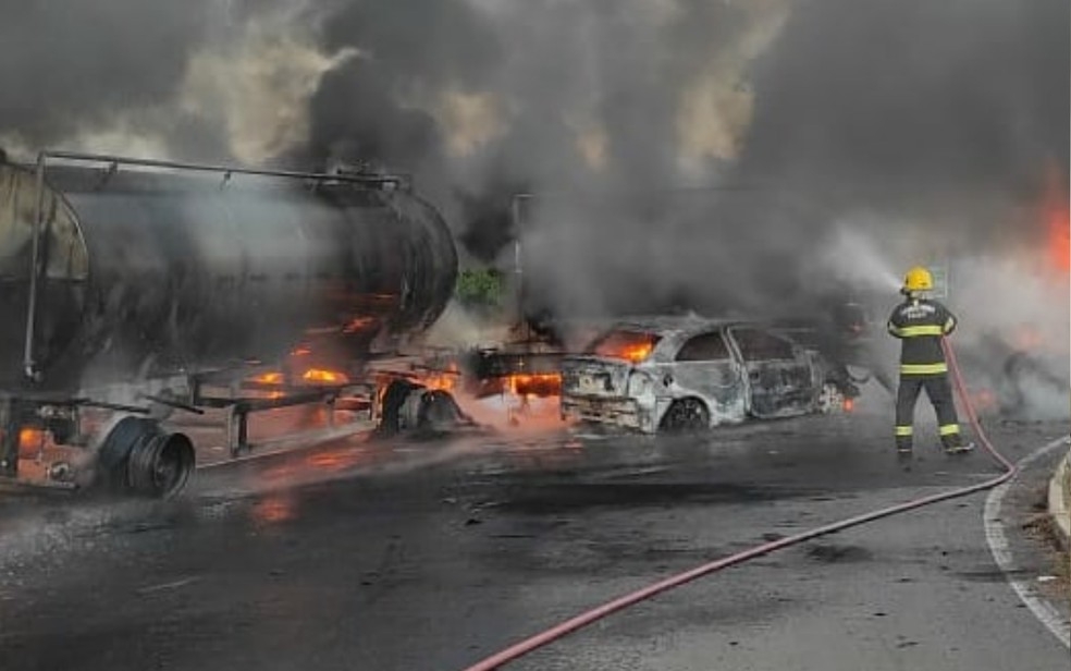 Motorista morre após carro bater em caminhão e pegar fogo, na GO-164