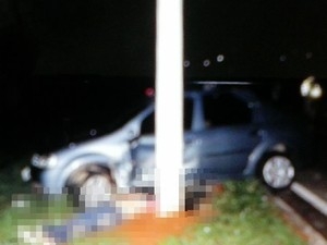 Motociclista morre prensado entre um poste e um carro em Goiânia