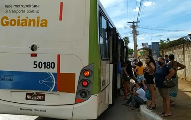 Mulher morre após ser arremessada de ônibus que teve a porta aberta durante viagem, em Goiânia