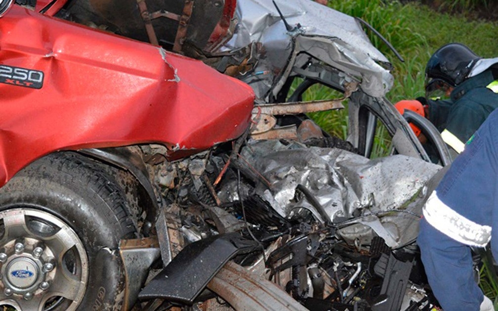 Após roubo, três adolescentes morrem ao colidirem carro durante fuga