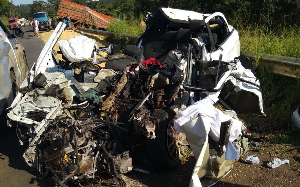 Três jovens morrem ao invadir a contramão e bater carro contra caminhão, em Mineiros