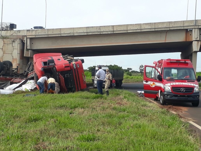 Caminhão carregado com adubos tomba na BR-364 em Jataí