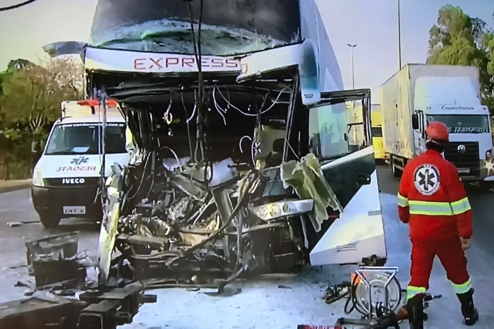 Três pessoas ficaram feridas em acidente entre ônibus e caminhão na Br-153 em Goiânia