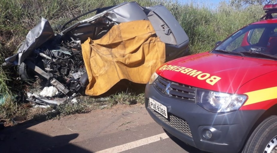 Acidente entre carro e carreta deixa um morto em MG