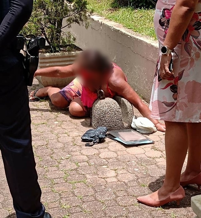 SP: mulher se acorrenta pelo pescoço para reivindicar limpeza de esgoto