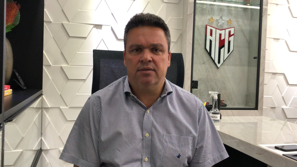 Adson Batista ironiza paralisação do futebol