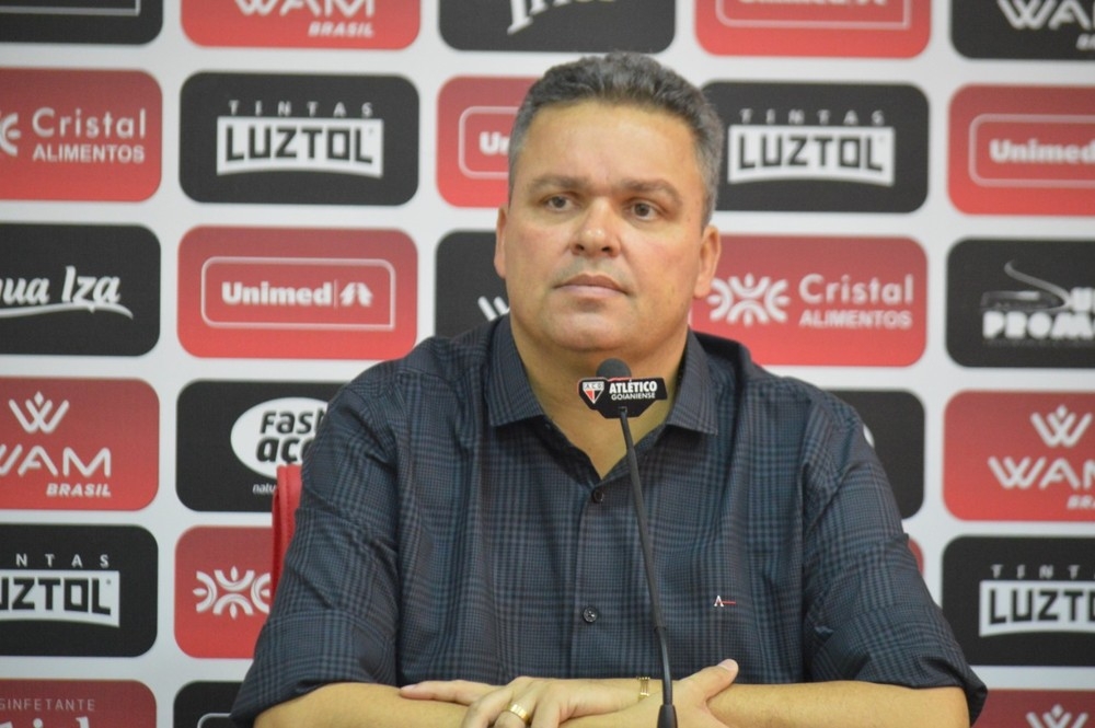 Adson Batista celebra campanha do Atlético-GO na Série A