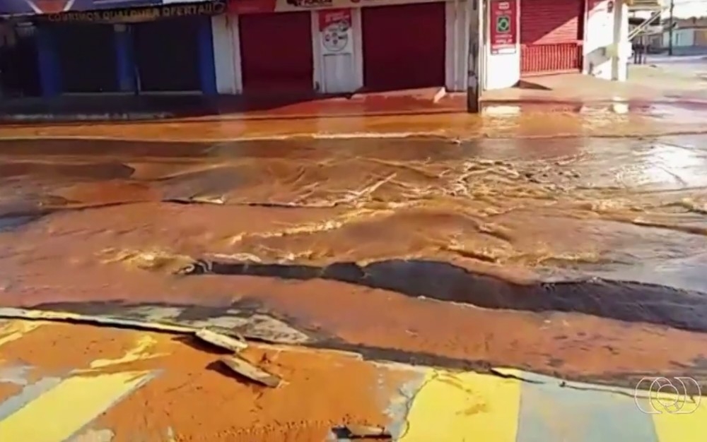 Rompimento de adutora deixa 31 bairros de Aparecida de Goiânia sem água