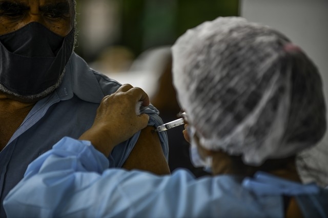 Governo de São Paulo antecipa vacinação contra Covid-19 de idosos acima de 72 anos