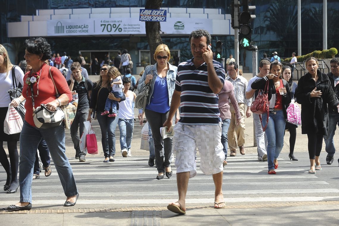 Desemprego cai de 12,4% para 12,3% no trimestre encerrado em maio