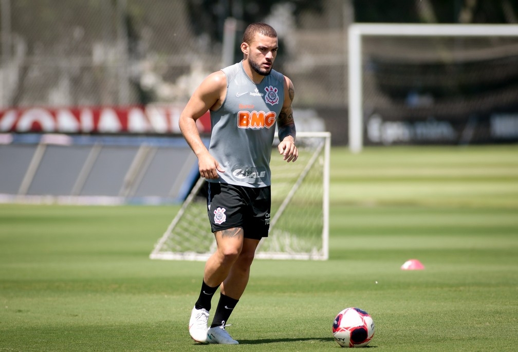 Atlético-GO fecha com André Luis para o ataque e encaminha acerto com jogador do Santos