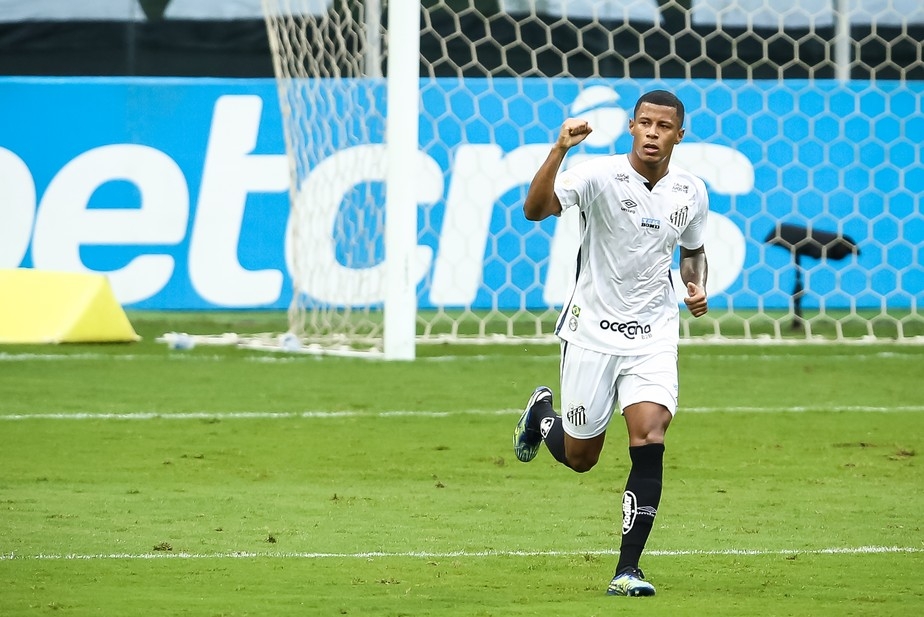 Atlético-GO fecha com Arthur Gomes, do Santos