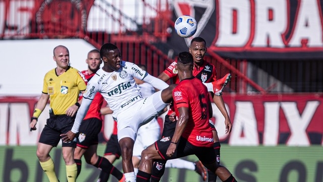 Atlético Goianiense sofre mais uma goleada