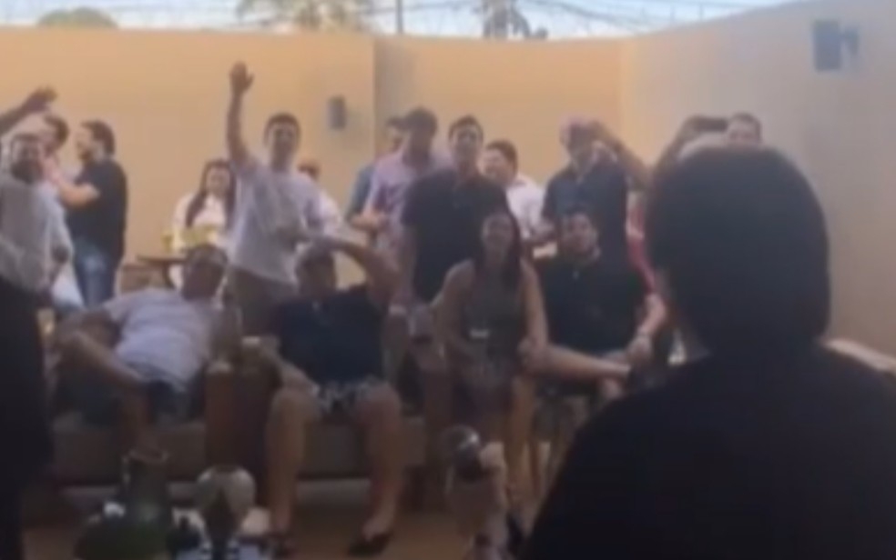 Prefeito de Cachoeira Alta e prefeita de Caçu aparecem em vídeo aglomerando em festa