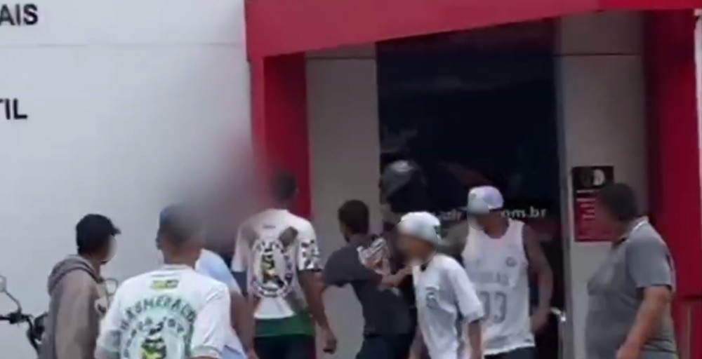 Grupo de torcedores do Goiás para na delegacia após agredir entregador de comida por aplicativo