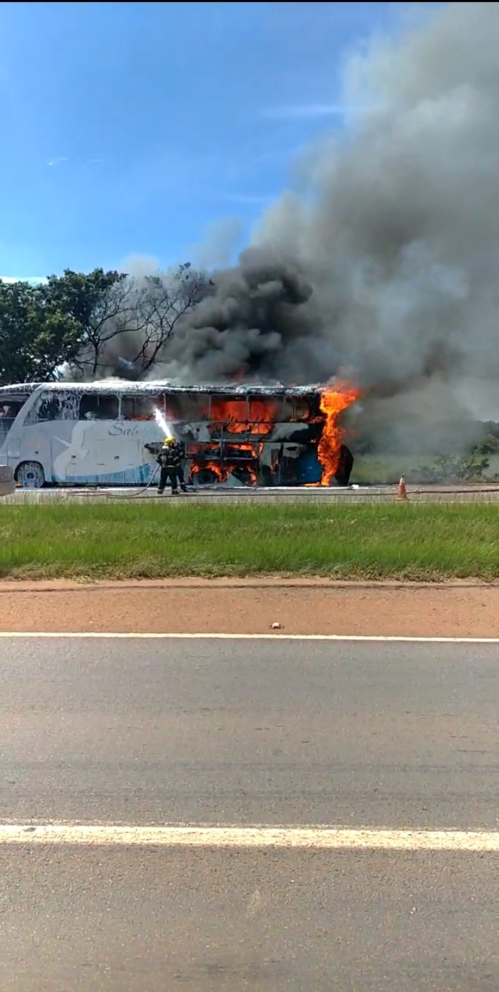 Ônibus interestadual pega fogo na BR 060, próximo a Anápolis