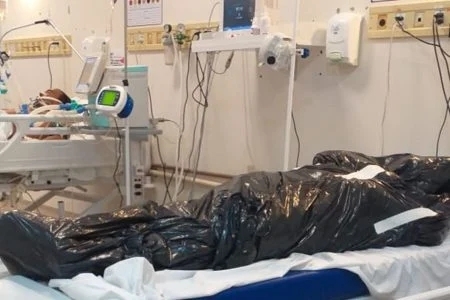 Corpo de vítima da Covid-19 é embalado em saco de lixo e colocado ao lado de pacientes em UTI do DF