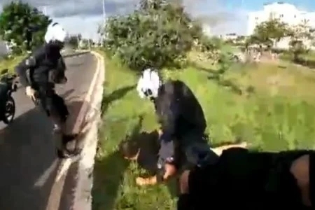 Mulher é atacada por ex-companheiro e pula de carro para se livrar dele