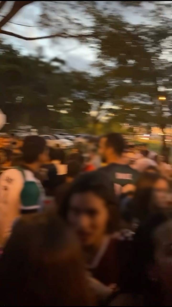 Alunos de faculdade de medicina festejam sem máscara e com aglomeração no DF