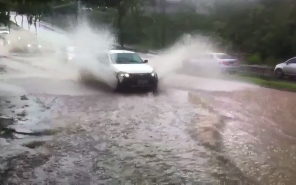 Chuva provoca alagamentos em Goiânia