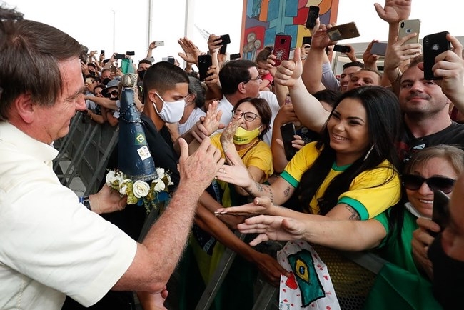 ‘Isso é para os fracos’, diz Bolsonaro sobre isolamento social