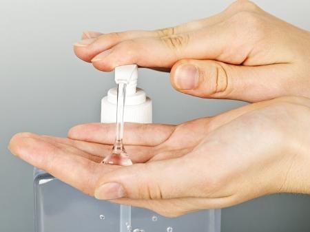 Dermatologista alerta para os riscos do uso de álcool gel caseiro
