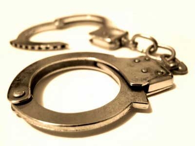 Homem é preso ao sair de motel com carro roubado