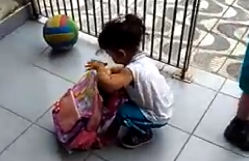 Pai se surpreende com “arte” da filha que estava prestes a ir para escola