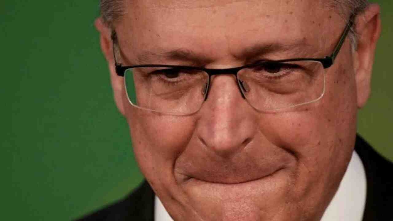 Alckmin se desfilia do PSDB e abre caminho para ser vice de Lula
