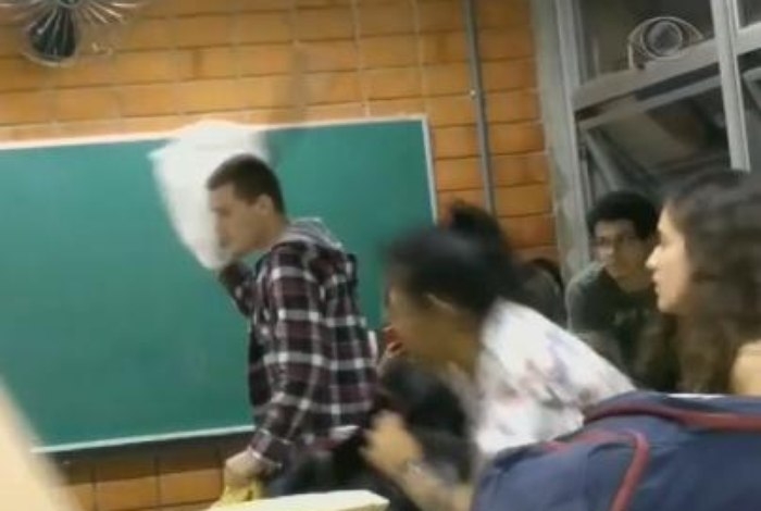 Estudante danifica prédio de Universidade com taco de beisebol