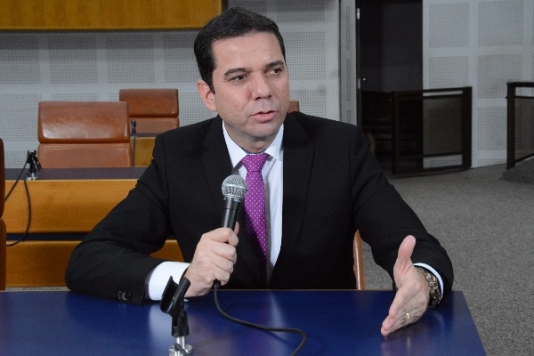 Alisson Lima tenta politizar Covid-19, mas Caiado impediu cortes de água, luz e telefonia no início da pandemia