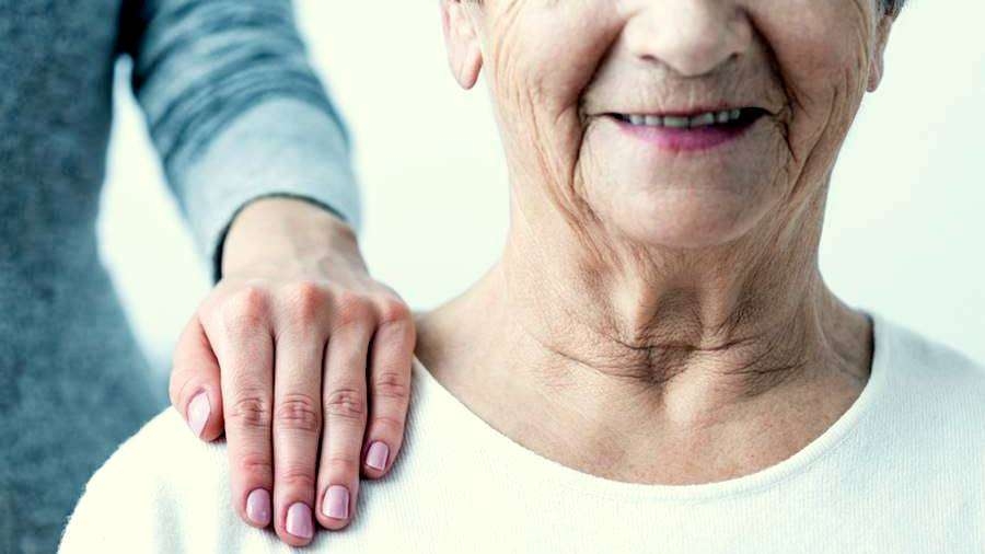 Fevereiro Roxo: Especialista em Farmácia Clínica explica como ajudar alguém com Alzheimer