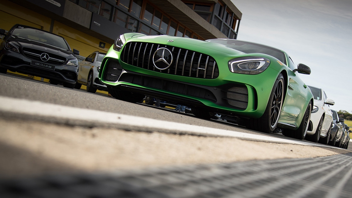 Mercedes amplia vendas dos modelos premium e superesportivos no semestre