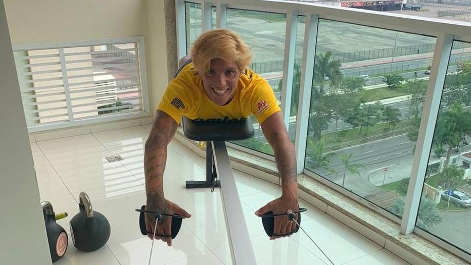Ana Marcela utiliza equipamento de última geração para ‘nadar’ no seco