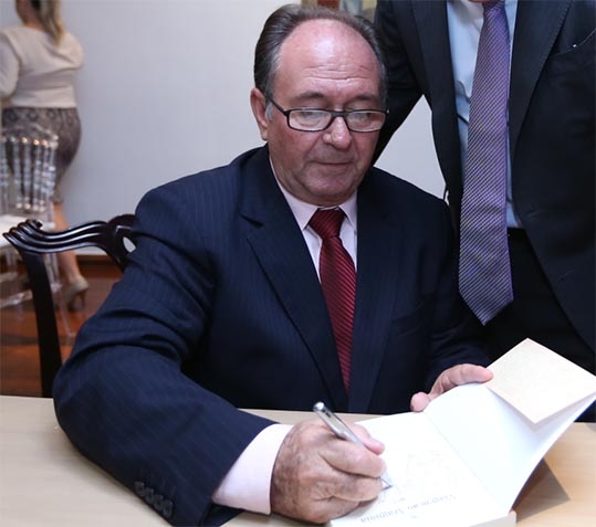 Morre de Covid-19 Antônio Almeida, principal editor de livros de Goiás