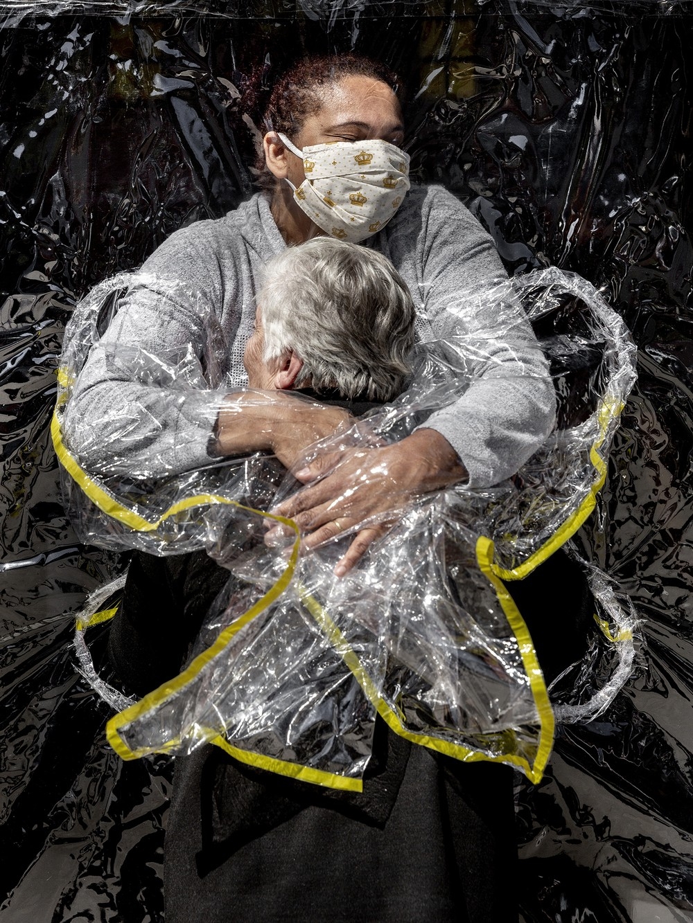 Isolada por causa da pandemia, foto de idosa e cuidadora se abraçando vence World Press Photo